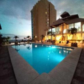 Fabulous Oceanfront view Apt. 2bdr, 2.5 bathr, access to gym & pool